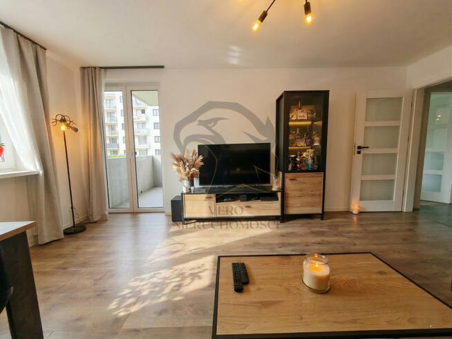 Licencja na luksus. Dwupokojowa baza agenta