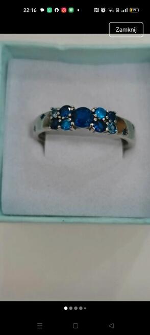 Pierścionek S925 z niebieskimi syntetycznymi cyrkoniami