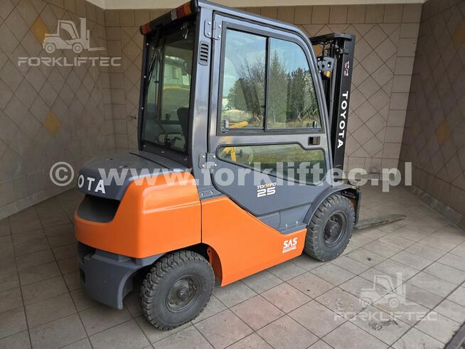 Wózek Widłowy TOYOTA 8FD25 Kabina , Wolny skok TOYOTA 8FDF25