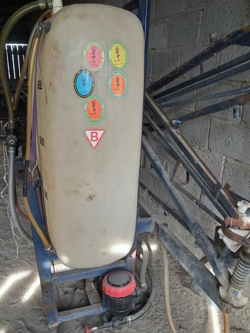 Opryskiwacz ciągnikowy zawieszany polowy