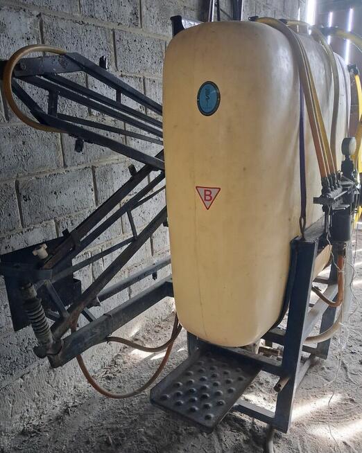 Opryskiwacz ciągnikowy zawieszany polowy