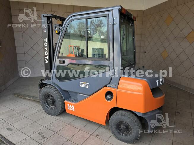 Wózek Widłowy TOYOTA 8FD25 Kabina , Wolny skok TOYOTA 8FDF25