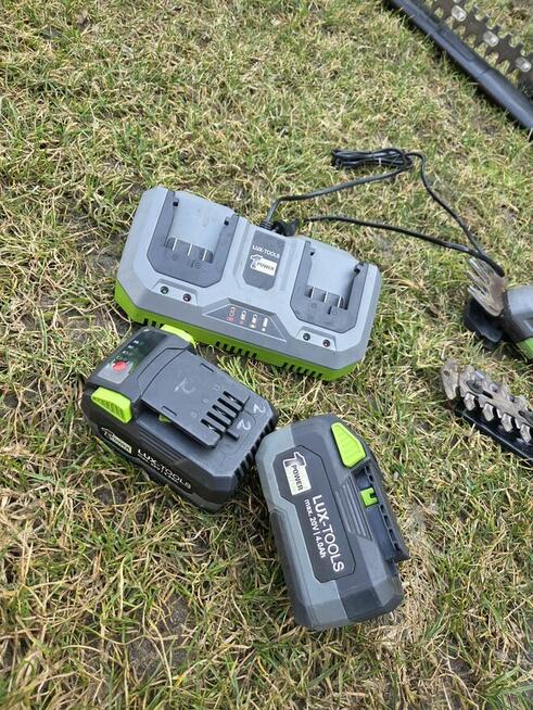 Kosiarka akumulatorowa.mała podkaszarka i nożyce do żywopłotu.