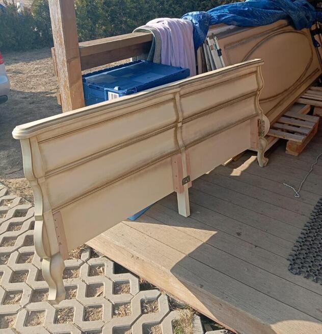 Stylowe łóżko i drzwi szafy