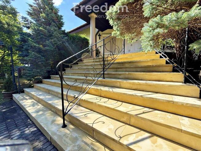 Willa w zaciszu Józefosławia - droga prywatna.