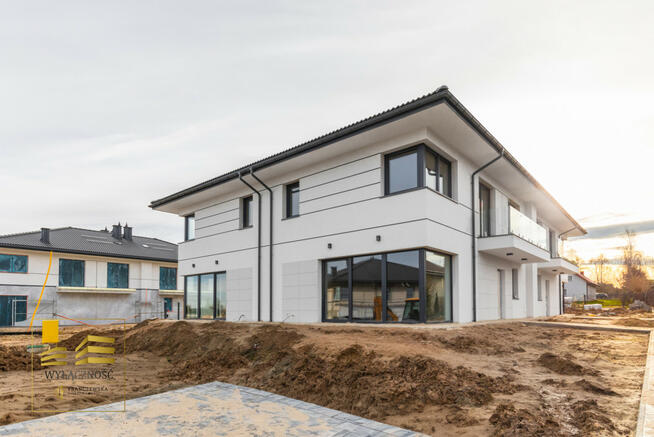 Dom Lublin Szerokie, Ustronna