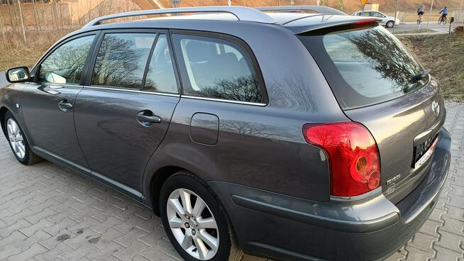 Toyota Avensis 1.8 Executive , Xenon , Navi , 8-kół ...