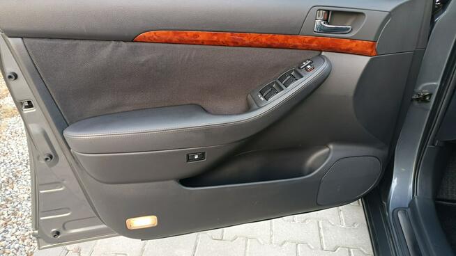 Toyota Avensis 1.8 Executive , Xenon , Navi , 8-kół ...