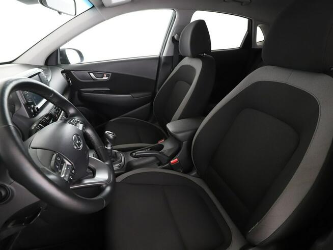 Hyundai Kona klimatyzacja grzane fotele kamera i czujniki parkowania