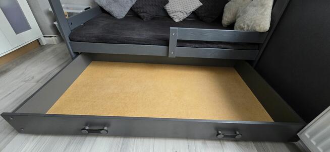 Wyjątkowe łóżko domek z szufladą – miejsce do spania i do za