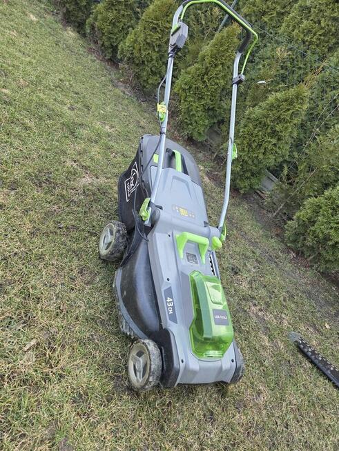 Kosiarka akumulatorowa.mała podkaszarka i nożyce do żywopłotu.