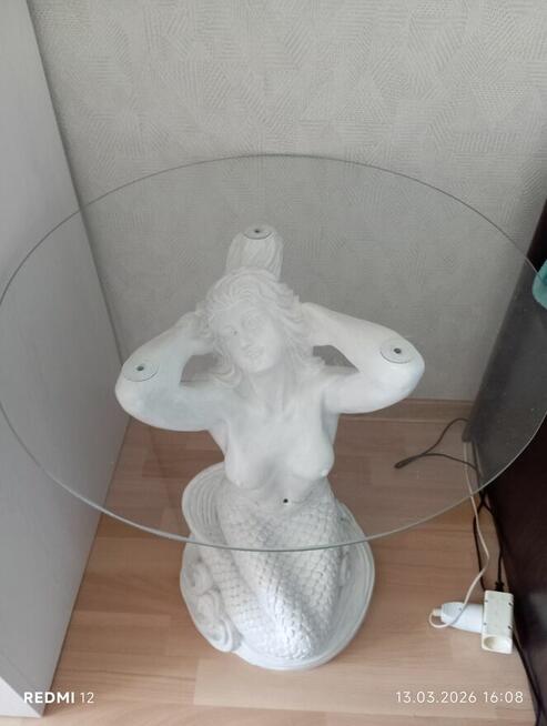 Stolik szklany na pięknej podstawie