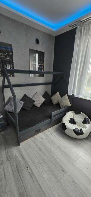 Wyjątkowe łóżko domek z szufladą – miejsce do spania i do za