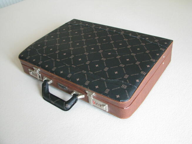 Zestaw noży kuchennych i sztućców w walizce 24 elem Hoffburg