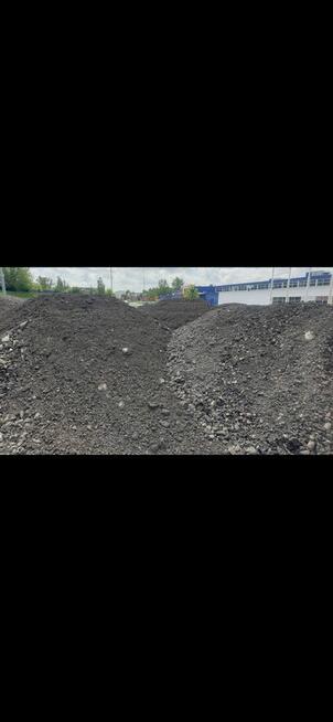 Ziemia czarna, brunatna, piach, kamień