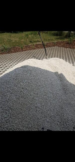 Ziemia czarna, brunatna, piach, kamień