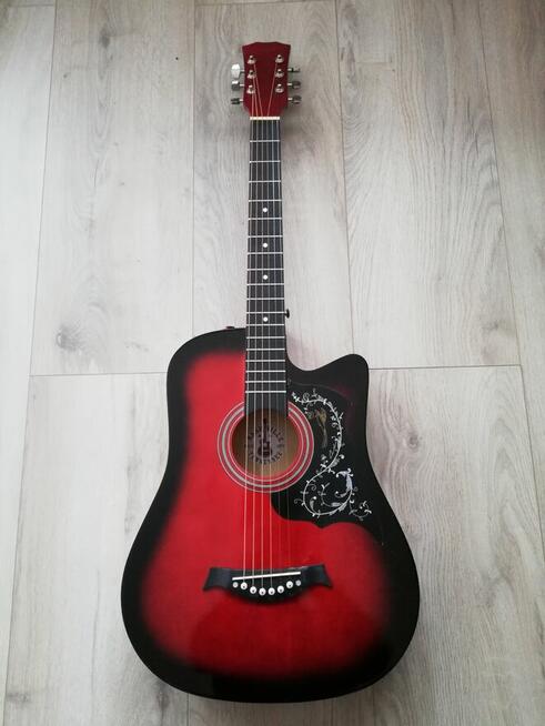 Sprzedam nowiutką gitarę akustyczną.