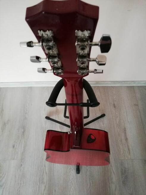 Sprzedam nowiutką gitarę akustyczną.