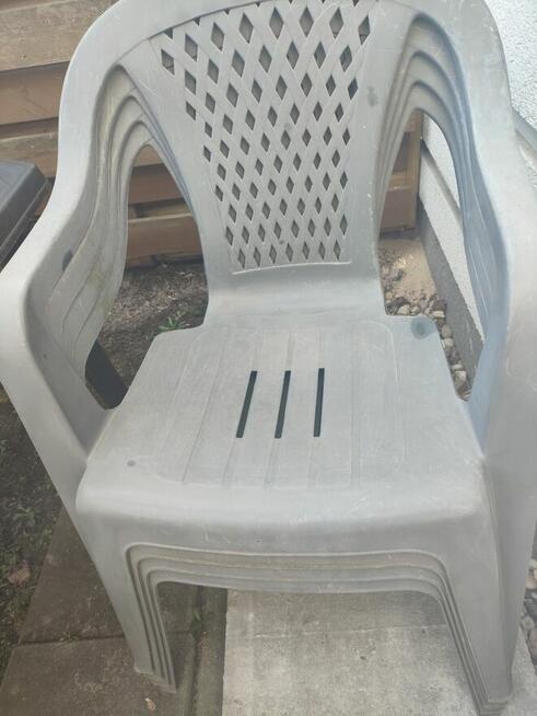 Oddam póldarmo używane 4 krzesła ogrodowe i stół