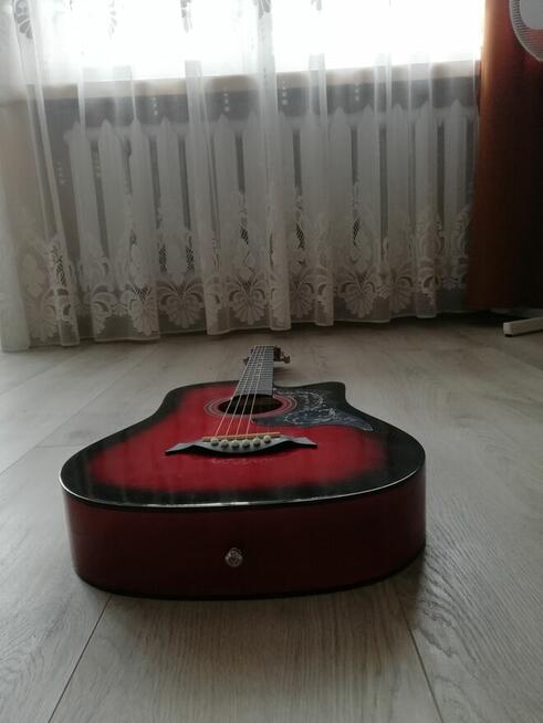 Sprzedam nowiutką gitarę akustyczną.