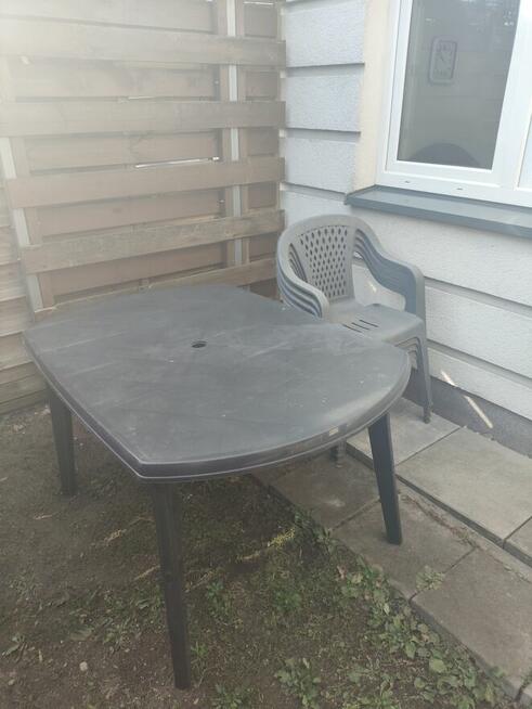 Oddam póldarmo używane 4 krzesła ogrodowe i stół