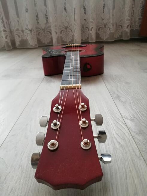 Sprzedam nowiutką gitarę akustyczną.