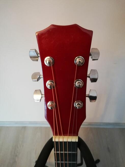 Sprzedam nowiutką gitarę akustyczną.