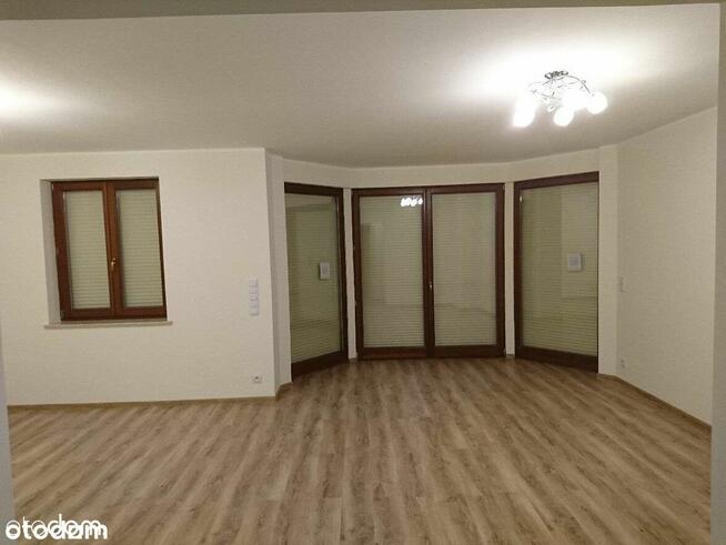 Wolnostojący dom z garażem i ogrodem