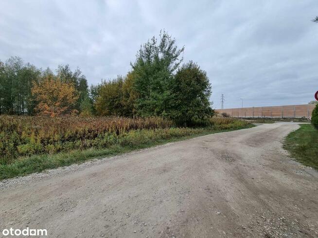 Działka budowlana 915 m² z mediami i drzewostanem, mpzp