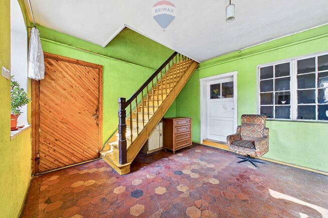 Dom z dużą działką i budynkami gospodarczymi