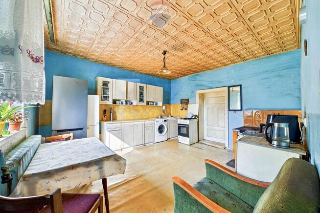 Dom z dużą działką i budynkami gospodarczymi