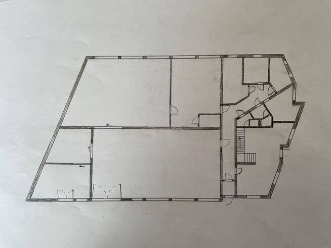 Atrakcyjny budynek komercyjny w Warszawie