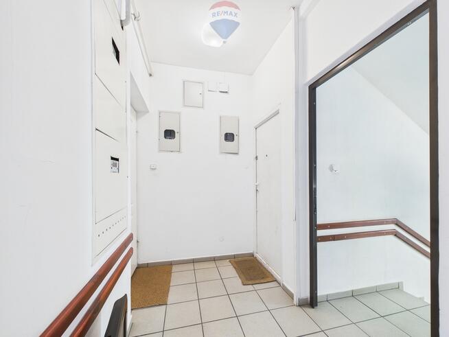 2 pokoje, duże okna, ogródek, garaż, piwnica