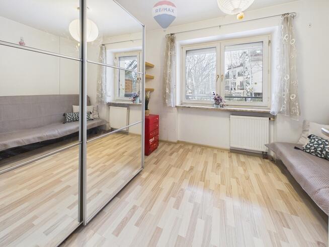 2 pokoje, duże okna, ogródek, garaż, piwnica