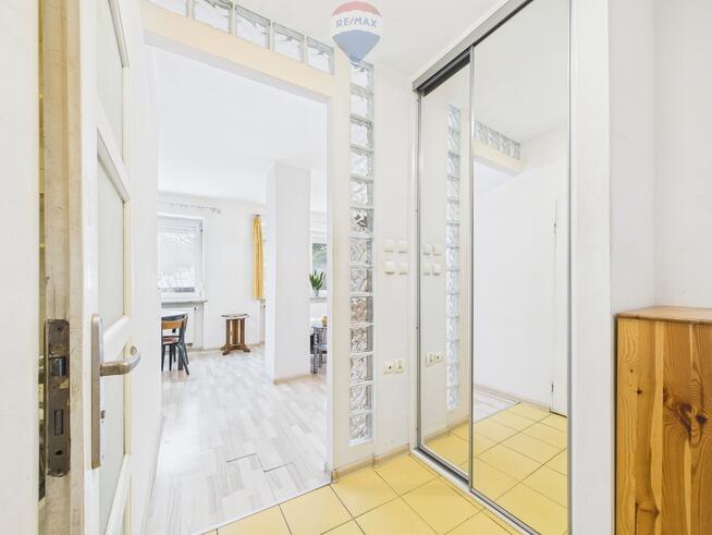 2 pokoje, duże okna, ogródek, garaż, piwnica