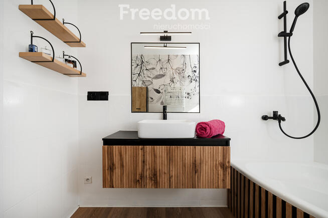 Dom z widokiem na las.