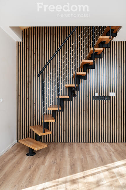 Dom z widokiem na las.