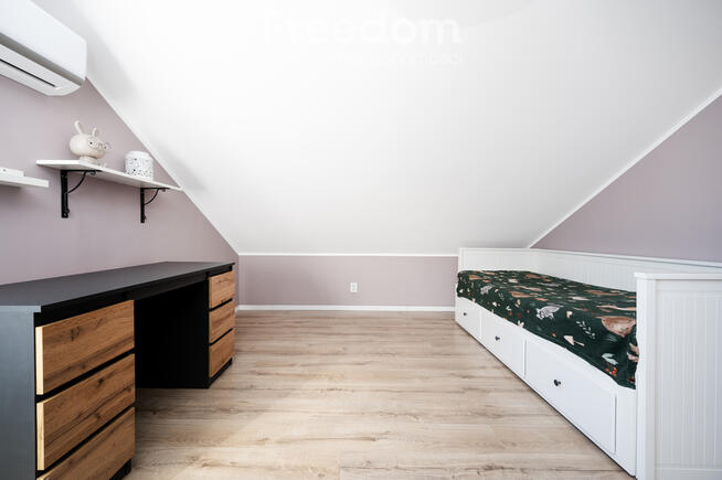 Dom z widokiem na las.