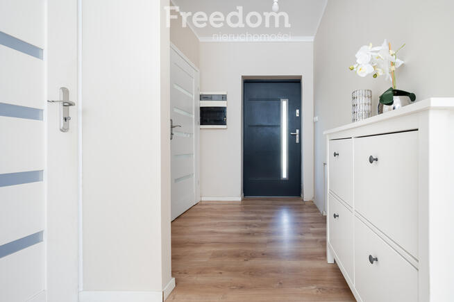 Dom z widokiem na las.