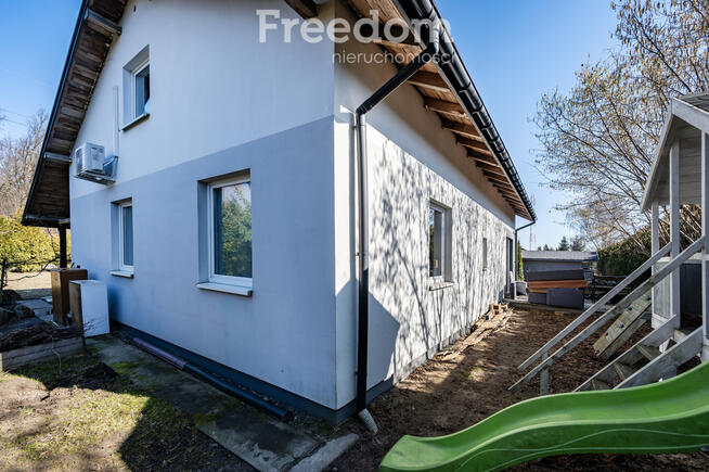 Dom z widokiem na las.