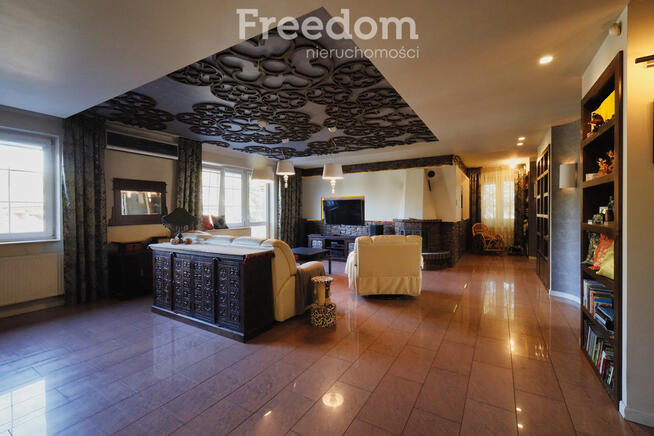 Dom z basenem i stawem