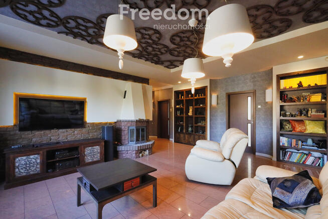 Dom z basenem i stawem