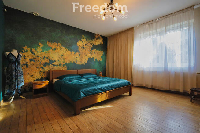 Dom z basenem i stawem