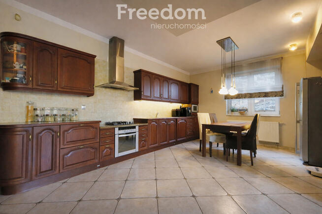 Dom z basenem i stawem