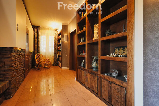 Dom z basenem i stawem