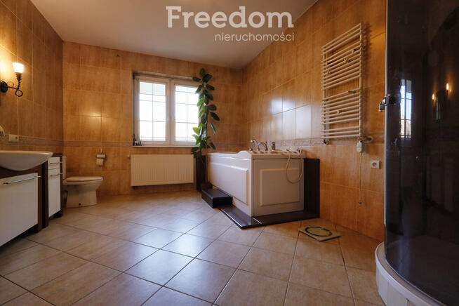 Dom z basenem i stawem