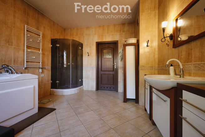 Dom z basenem i stawem