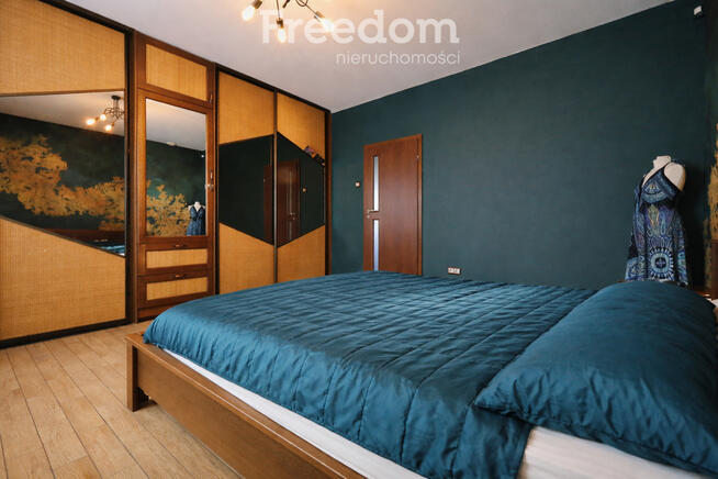 Dom z basenem i stawem