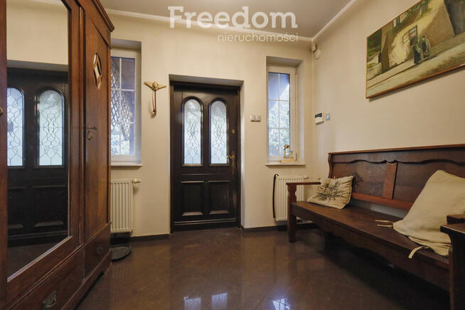 Dom z basenem i stawem