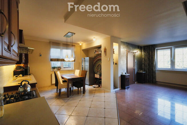 Dom z basenem i stawem